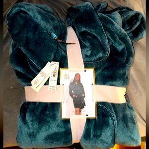 VICTORIAS SECRET FLUFFY ROBE BRAND NEW W/TAGS SIZE XS/S